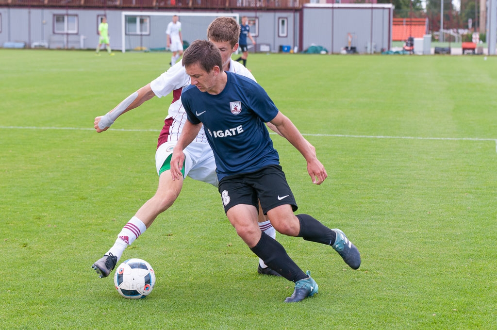 Ralfs Maslovs cīnās par bumbu U-17 izlases soda laukumā