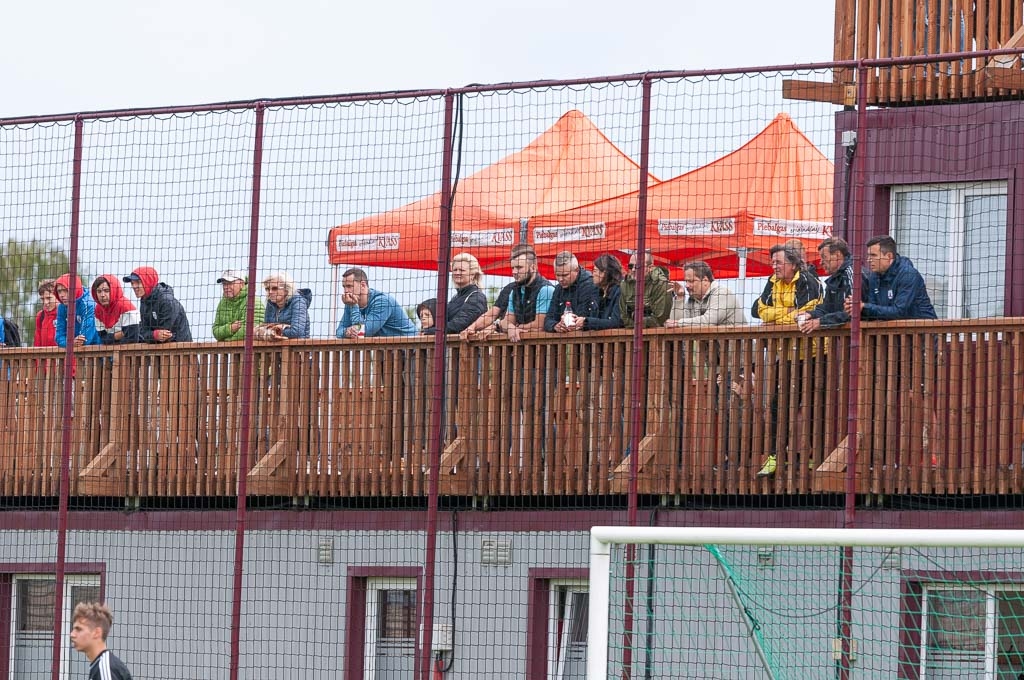 Skatītāji FK "Jelgava" sporta bāzē