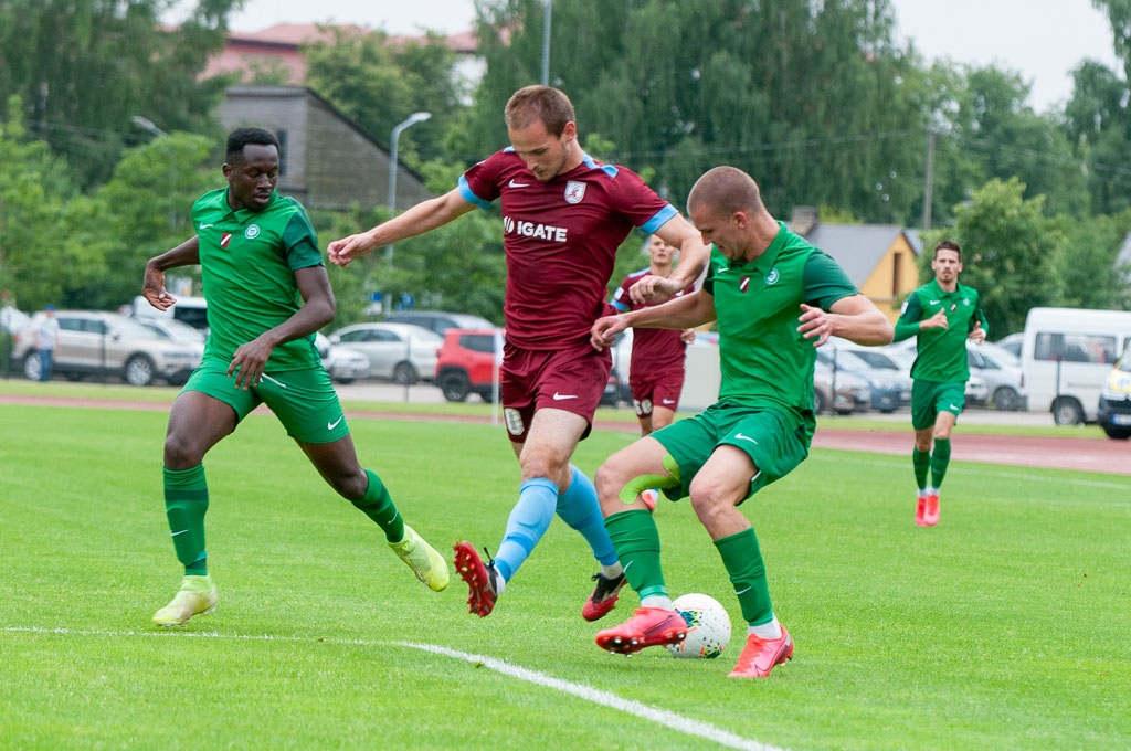 FK "Jelgava" pussargs Jevgenijs Kazačoks laužas caur aizsargiem