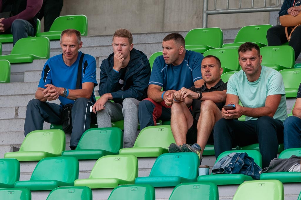 Skatītāji Zemgales Olimpiskā centra tribīnēs