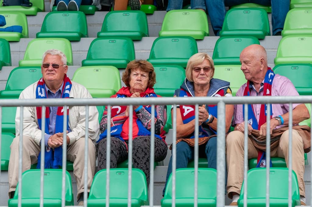 Skatītāji Zemgales Olimpiskā centra tribīnēs
