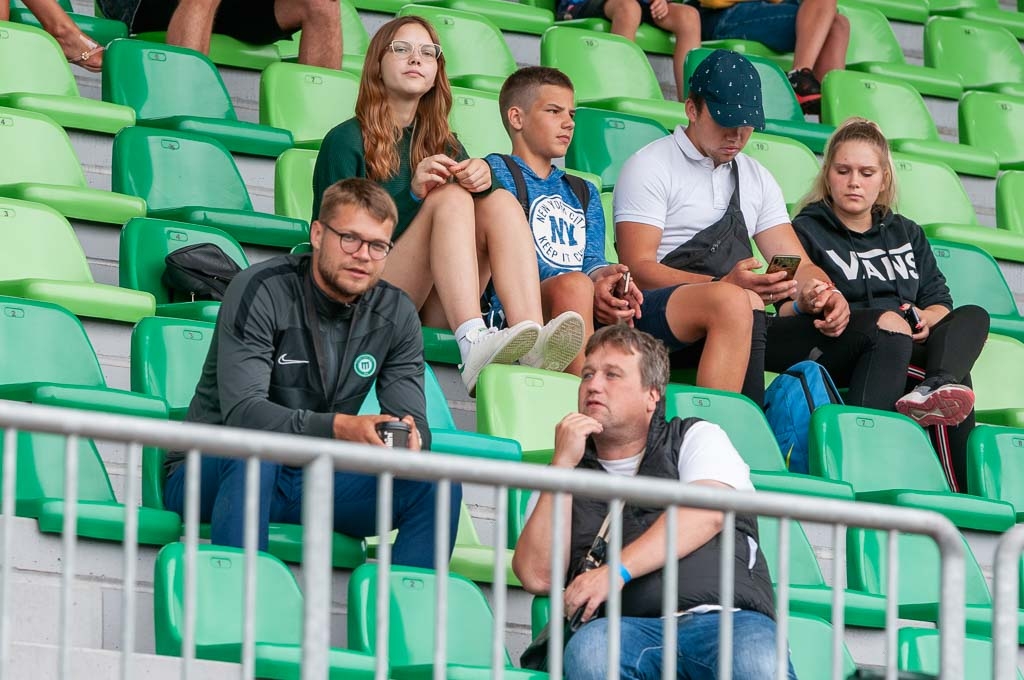 Skatītāji Zemgales Olimpiskā centra tribīnēs