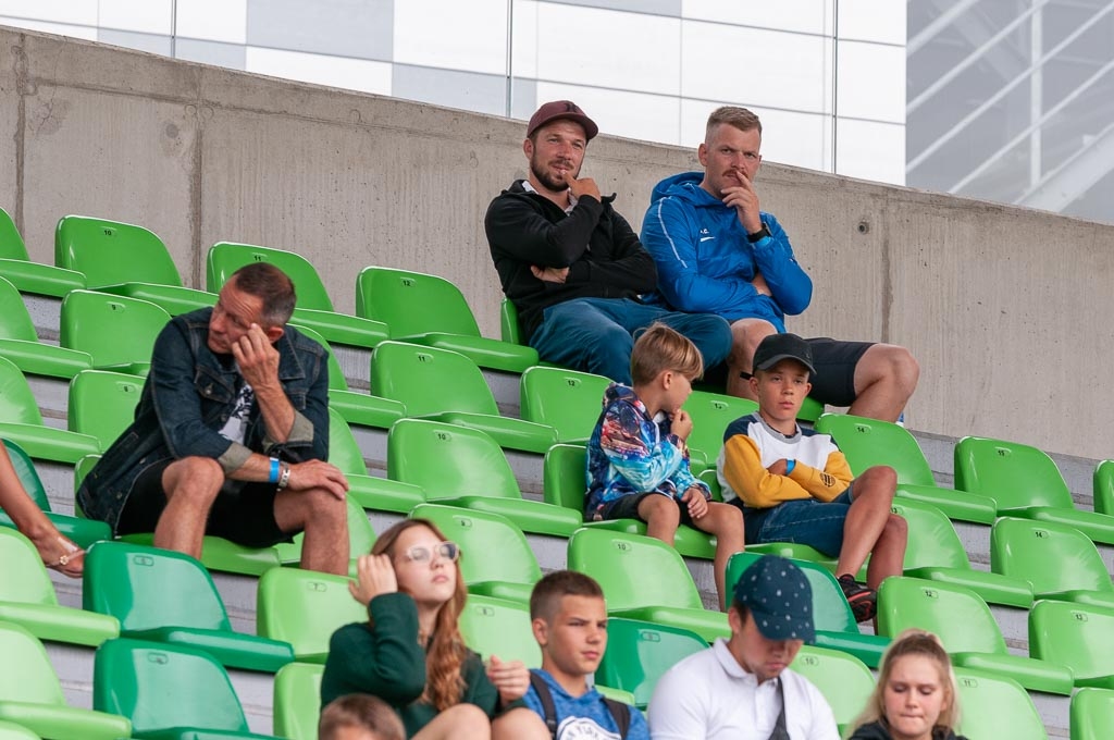 Skatītāji Zemgales Olimpiskā centra tribīnēs