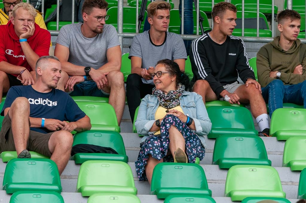 Skatītāji Zemgales Olimpiskā centra tribīnēs