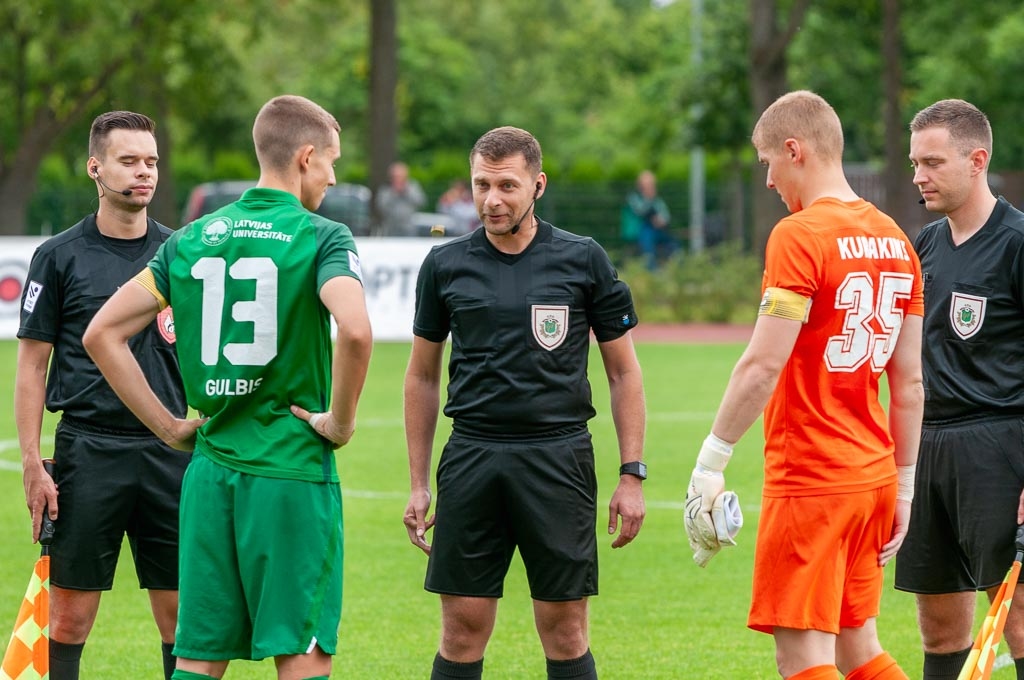 Komandas izlozē laukuma puses un kas sāks spēli pirmais