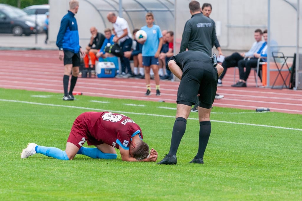FK "Jelgava" pussargam Daniilam Hvoiņickim bumba trāpa sejā