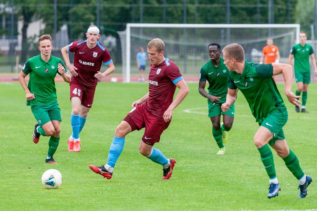 FK "Jelgava" uzbrucējs Marks Kurtišs pretinieku ielenkumā