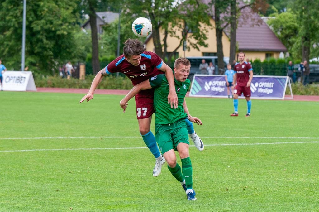 FK "Jelgava" pussargs Ričards Korzāns cīņā par bumbu