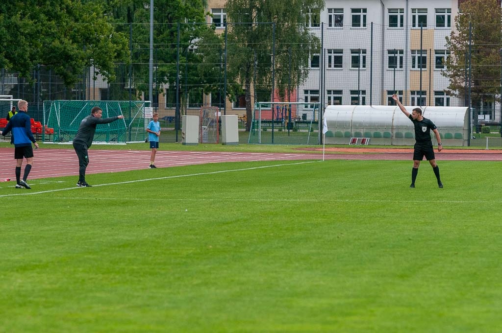 FK "Metta" galvenais treneris Andris Rihters saņem dzelteno kartīti
