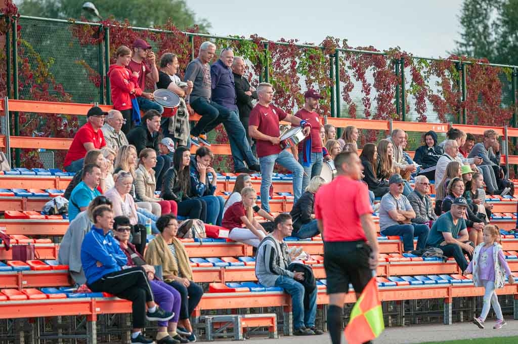 Skatītāji FK "Jelgava" sporta bāzes tribīnēs