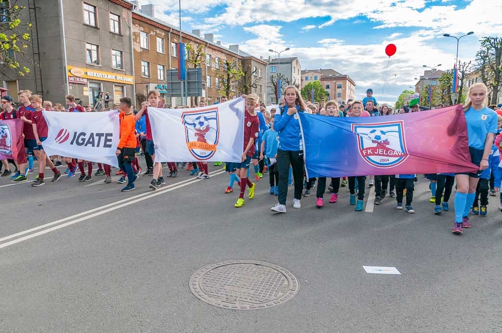 FK "Jelgava" futbola skolas audzēkņi pilsētas gājienā 26.05.2017.