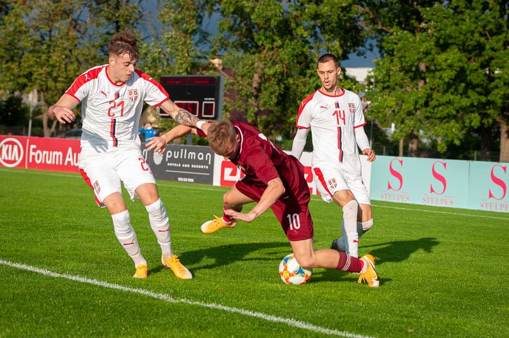 Jānis Grinbergs krīt pēc cīņas ar serbu futbolistiem