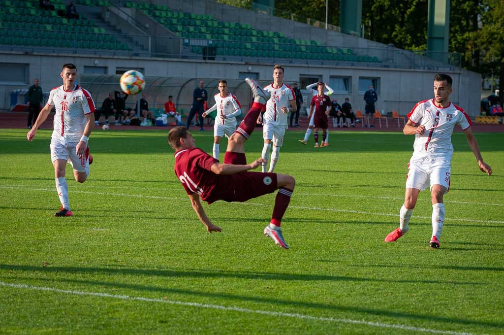 Kaspara Kokina sitiens pāri sev