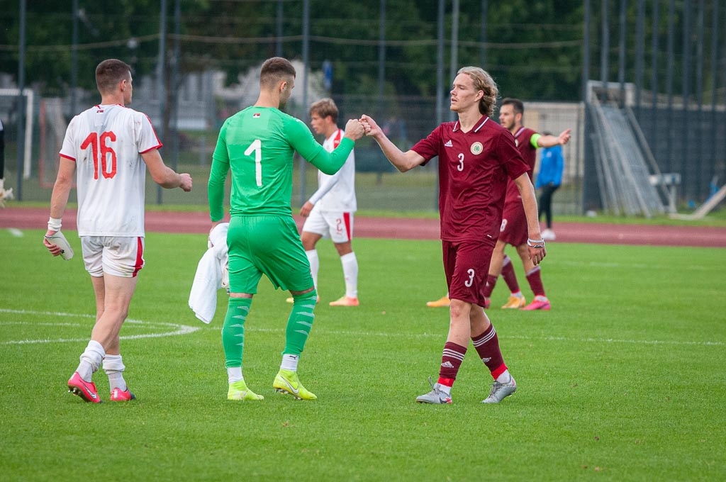 Ivo Minkevičs pateicās par spēli serbu vārtsargam Iličam.