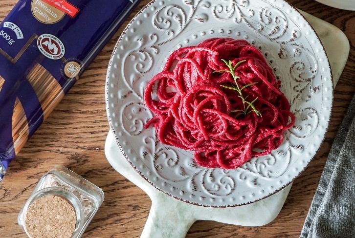Pilngraudu spageti krēmīgā biešu mērcē