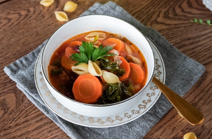 Rudens dārzeņu minestrone zupa