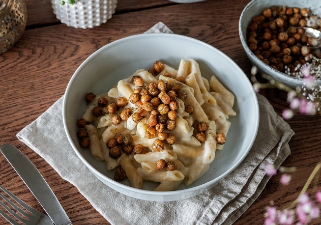 Puķkāposta Alfredo pasta ar kraukšķīgiem turku zirņiem