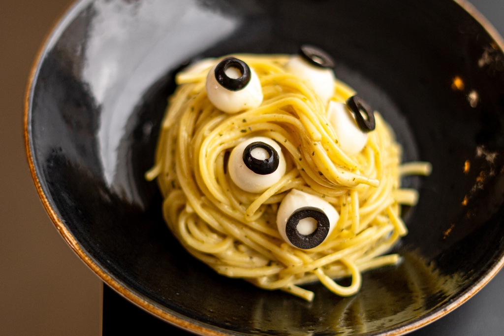 Pasta ar acīm