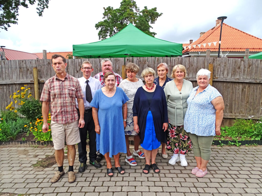 Sieviešu invalīdu biedrības “Zvaigzne” dāmas Vecpilsētas ielas svētkus izmanto, lai satiktos, labi atpūstos un komunicētu cita ar citu.