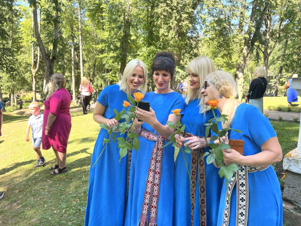“Krastu balsis”, ko vada Dāvis Beitlers, kuplināja dievkalpojuma labskaņu.